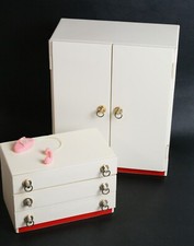 #10179  - 70er Jahre Puppenhaus-Möbel - Kommode und Kleiderschrank