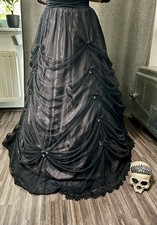 Langer Gothic-Rock Schwarz Satin & Tüll mit Spitze – edel und romantisch