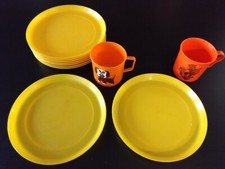 9 Plastik Teller und 2 Tassen, DDR, wie neu!
