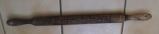 E. antiker BÄCKER  TEIGROLLER bzw. NUDELHOLZ ca. 46 cm aus Holz mit Muster