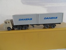 Lkw mit container beladen - 2,