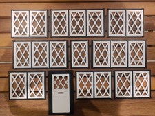 Not Hobbies 75 mm hoch 5*2, 3*3, 1*1 weiße Gitterfenster & 1 Tür schwarze Rahmen