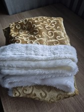 Vier schöne neuwertige Stuhlhussen goldfarben genustert, mit Bommel 45 X 50 cm