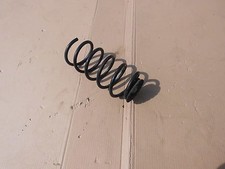Opel Corsa D 1,2 Z12XEP 59Kw Feder Fahrwerksfeder Achse Hinten Links 93188900