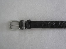Schmaler schwarzer Krokodilleder-Gürtel . Länge 107 cm