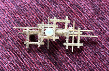 Goldbrosche mit kleiner Perle