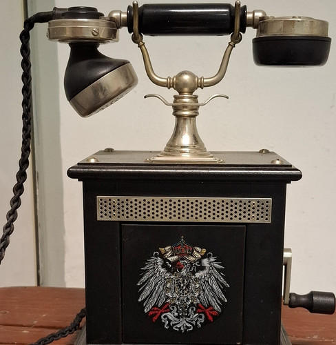 Antikes telefon mit - antikes, kurbel