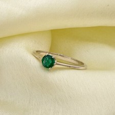 Solid 10K Weiss Gold Natürliches Grün Smaragd Solitaire Dainty Ring Weihnachten