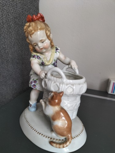 Alte figur mädchen mit - mädchen, katze