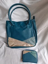 Schicke Handtasche mit Accessoire in petrol,  Zustand Neu