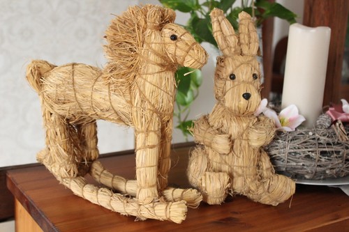 Hase und pferd aus stroh - pferd,
