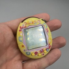 Gelbes mehrfarbiges Tamagotchi