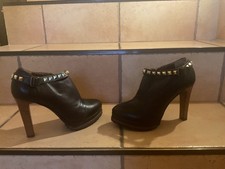 Stiefelette mit Nieten im