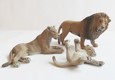 Schleich Wild Life Löwen - Familie mit 3 Tieren - mit Löwenbaby liegend 14376