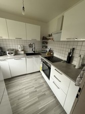 Moderne weiße Einbauküche