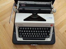 Reiseschreibmaschine Olympia "Monica" /Monika mit Koffer