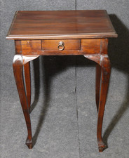 Schöner Beistelltisch, Mahagoni massiv, im Kolonial-Stil