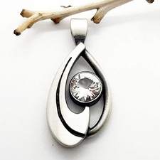 Nordform Anhänger in Silber mit Großem Bergkristall