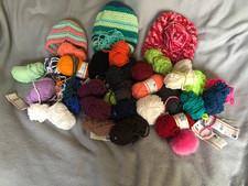 GROSSES KONVOLUT WOLLE "z.B. MYBOSHI" + 3 FAST FERTIGE MÜTZEN