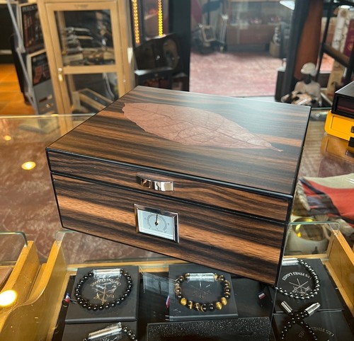 Humidor mit dekor - mit, "blatt"