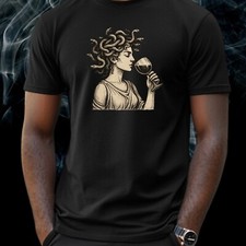 T-Shirt Medusa trinkt Wein –