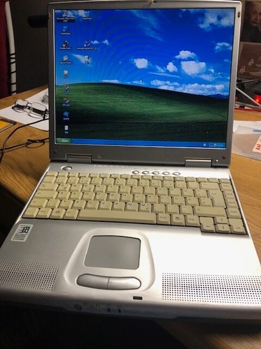 Notbook mit nebengeräten im - notbook,
