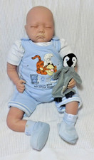 Hansom kleiner Junge Puppe aus