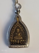 BUDDHA AMULETT IN VERZIERTER METALLBOX EINGEFASST MIT KORDEL AUS THAILAND