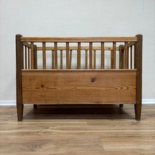 Antikes Babybett aus Weichholz | Bauernmöbel um 1900