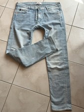 Levis Jeans slight curve
