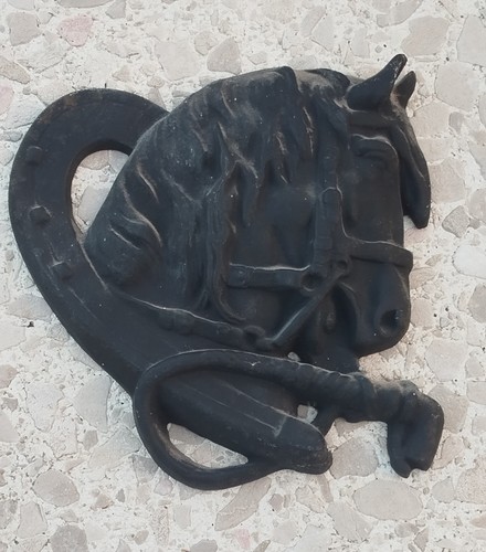 Schwarzes gusseisernes pferd - schwarzes,