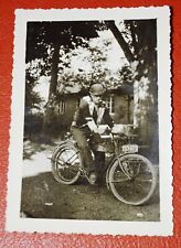 Altes SW privat Foto Kraftrad oder Fahrrad um 1920 Mann mit Melone