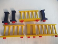 gelbe Geländer blaue Pfosten