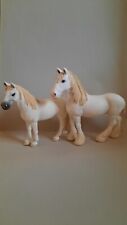 Schleich Shire Horse Stute #13735 und weiteres helles Pferd (Rasse unbekannt)