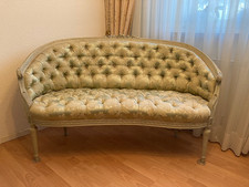 Canapé im antiken Louis Seize