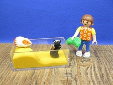 Mädchen mit Meerschweinchen