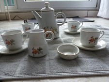 DDR Puppengeschirr aus Porzellan mit Goldrand und Blumenmotiv 7-teilig