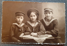 Altes schwarz weiß Foto 3 Kinder in Matrosen Uniform M.B. Schultz Atelier Flensb