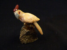 Kakadu Papagei Halbedelstein geschnitzt auf kleinem Sockel Fossilien Figur
