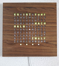 Wortuhr aus Massivholz mit