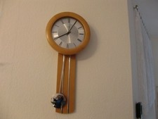 AMS. Wanduhr mit Pendel