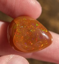 Brauner Welo Opal poliert 15,1 ct mit Feuer