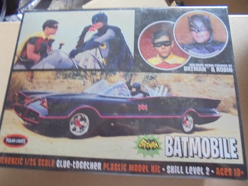Polar lights batmobile - lights, scale