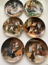 Eine Sammlung von Seltmann Weiden Dekortellern mit Kätzchenmotiven.