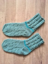 Selbst gestrickte Wollsocken