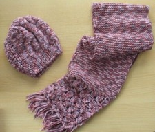 Beanie Mütze, Longschal, Fransenschal 220 cm handgestrickt brombeer-rosa meliert