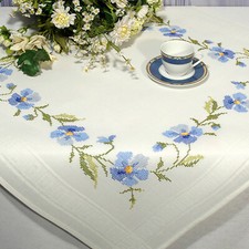 STICK-TISCHDECKE MIT GARN -