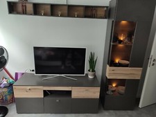 Wohnwand; Grau/Holz; mit warmen Licht   (WIE NEU! kein Jahr alt) 