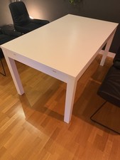 Weißer IKEA-Tisch BJURSTA