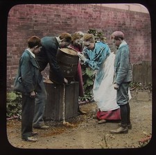Glas Zauber Laterne Dia VIKTORIANISCHE FAMILIE MIT BIERFASS UM 1890 FOTOGESCHICHTE